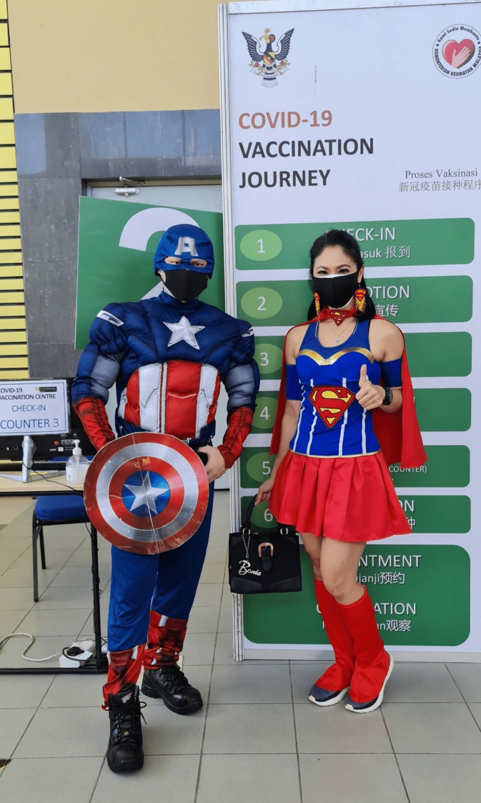 Malaysians wear costumes to vaccination10 min