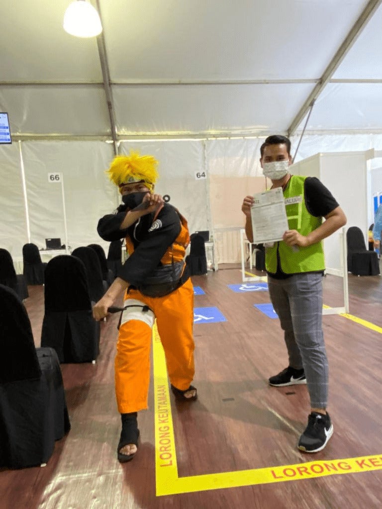 Malaysians wear costumes to vaccination4 min