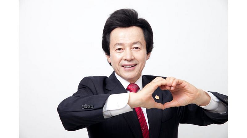 ฮอ คยองยังทำมือรูปหัวใจ