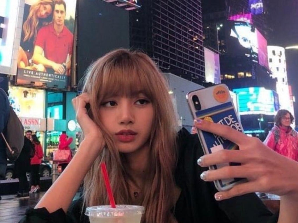 Lisa Selfie With Phone Pinkvilla