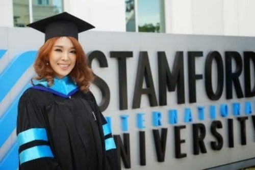 หญิงแย้ จบ Stamford International University