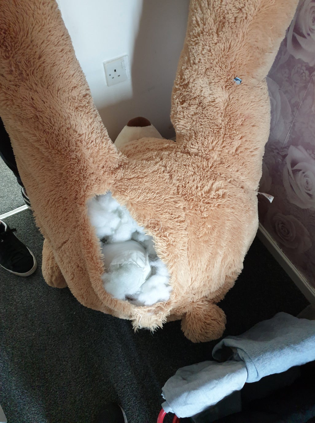 โจรซ่อนตัวในตุ๊กตาหมียักษ์