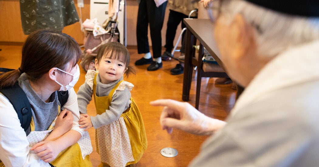 ญี่ปุ่นจ้างเด็กอายุต่ำกว่า 4 ขวบ สร้างความสุขให้กับผู้สูงอายุในบ้านพักคนชรา