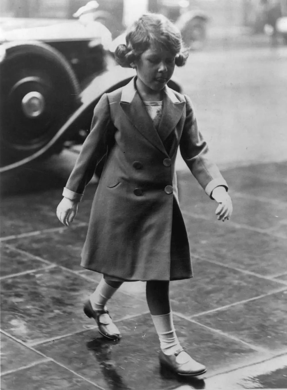พ.ศ. 2475/ค.ศ. 1932: เจ้าหญิงน้อยฝ่าสายฝนไปชมการแข่งขันกีฬา "Royal Tournament" ณ โอลิมเปีย (Olympia) ในกรุงลอนดอนของอังกฤษ