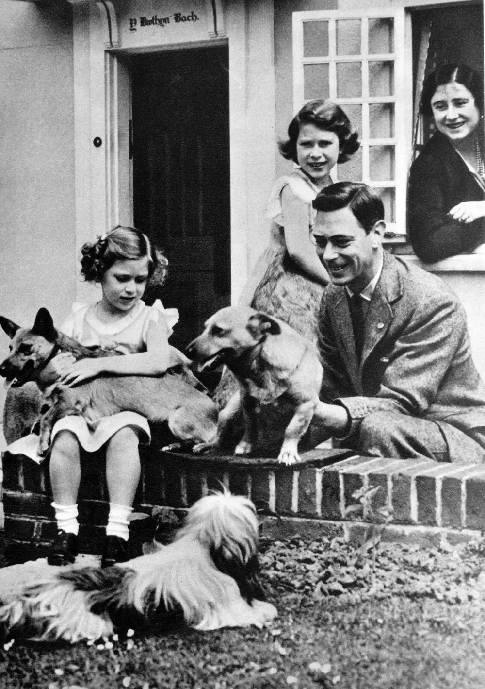 พ.ศ. 2476/ค.ศ. 1933: เจ้าหญิงน้อยเล่นกับหมาหลายตัวของพระองค์