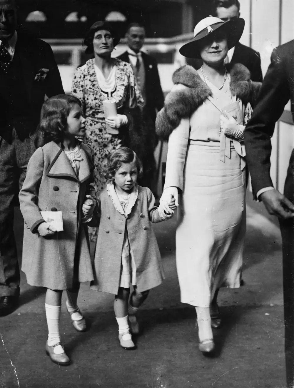 พ.ศ. 2477/ค.ศ. 1934:  “เจ้าหญิงเอลิซาเบธ”, “เจ้าหญิงมาร์กาเร็ต” และดัชเชสแห่งยอร์ก เสด็จเข้าชมงานแสดงม้านานาชาติที่โอลิมเปีย ณ กรุงลอนดอนของอังกฤษ