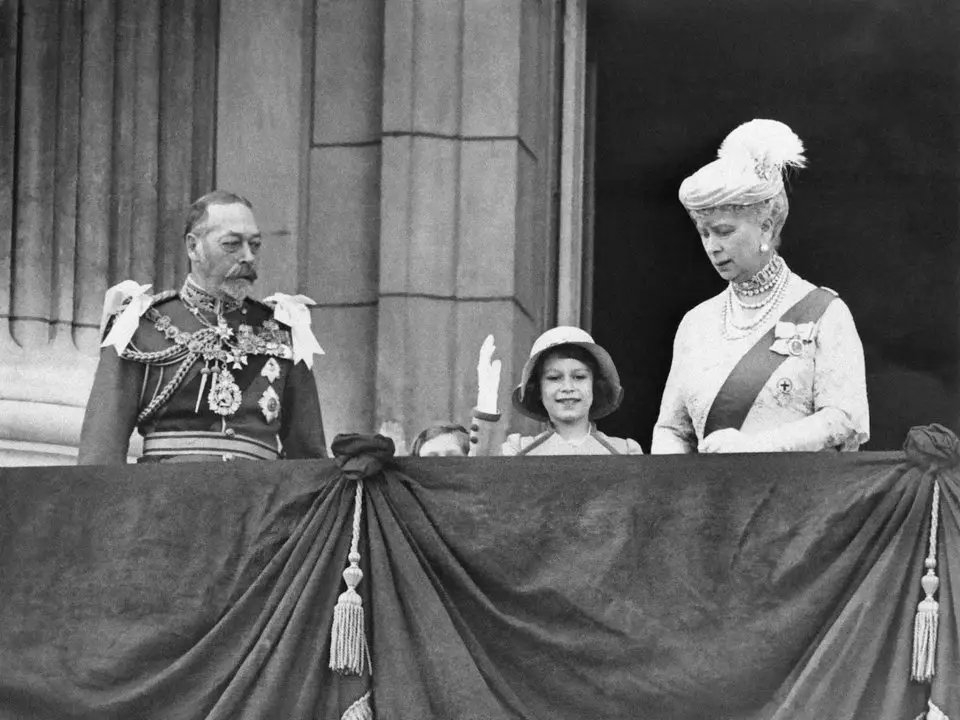 พ.ศ. 2478/ค.ศ. 1935: แม้อายุเพียง 9 พรรษา แต่ &Quot;เจ้าหญิงเอลิซาเบธ&Quot; ทรงโบกมือได้สวยงาม Born To Be Queen