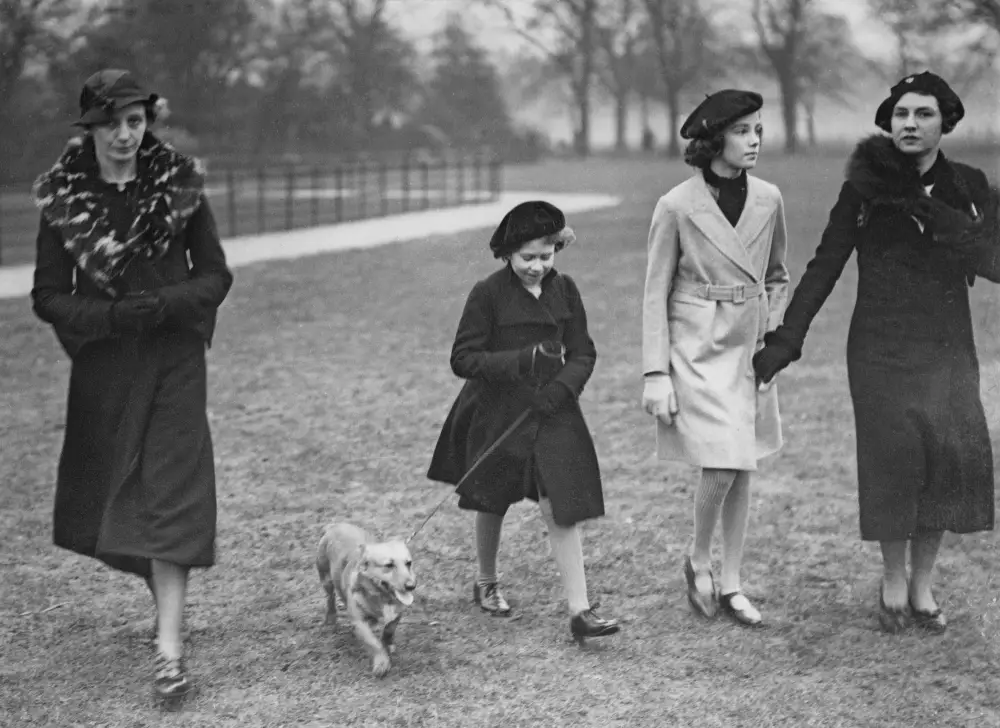 พ.ศ. 2479/ค.ศ. 1936: "เจ้าหญิงเอลิซาเบธ" มักทรงพาสุนัขทรงเลี้ยงไปเดินเล่นที่สวนสาธารณะไฮด์ปาร์ค (Hyde Park) สม่ำเสมอ