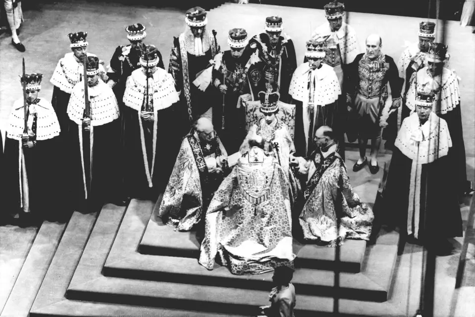 พ.ศ. 2496/ค.ศ. 1953: "เจ้าหญิงเอลิซาเบธ" เสด็จขึ้นครองราชย์ ณ เวสต์มินสเตอร์แอบบีย์ เมื่อวันที่ 2 มิถุนายน 2496 นับเป็นกษัตริย์แห่งสหราชอาณาจักรลำดับที่ 39 ที่ทรงได้สมมงกุฎในโบสถ์ศักดิ์สิทธิ์แห่งนี้