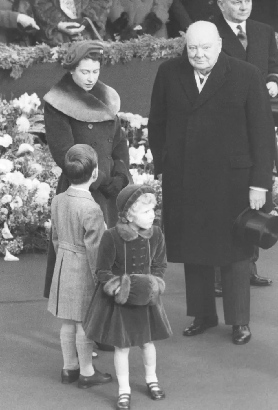 พ.ศ. 2497/ค.ศ. 1954: ในระหว่างที่ขึ้นครองราชย์ปีแรกในฐานะ "สมเด็จพระราชินีนาถเอลิซาเบธที่ 2" พระองค์ได้พบปะกับรัฐมนตรีกระทรวงต่าง ๆ ทั้งหมด 15 คนด้วยกัน