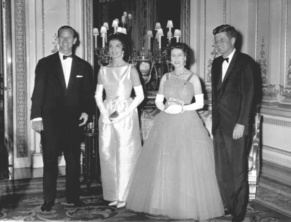 พ.ศ. 2504/ค.ศ. 1961: "สมเด็จพระราชินีนาถเอลิซาเบธที่ 2" และพระสวามี ทรงพบปะเสวนากับประธานาธิบดี "จอห์น เอฟ. เคนเนดี้ (John F. Kennedy)" พร้อมด้วนภรรยา ณ พระราชวังบักกิ้งแฮม