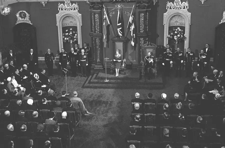 พ.ศ. 2507/ค.ศ. 1964: ขณะเสด็จเยือนแคนาดา ซึ่งเป็นส่วนหนึ่งของเครือจักรภพอังกฤษ "สมเด็จพระราชินีนาถเอลิซาเบธที่ 2" ทรงตรัสกับสภานิติบัญญัติประจำรัฐควิเบกในเดือนตุลาคม 2507