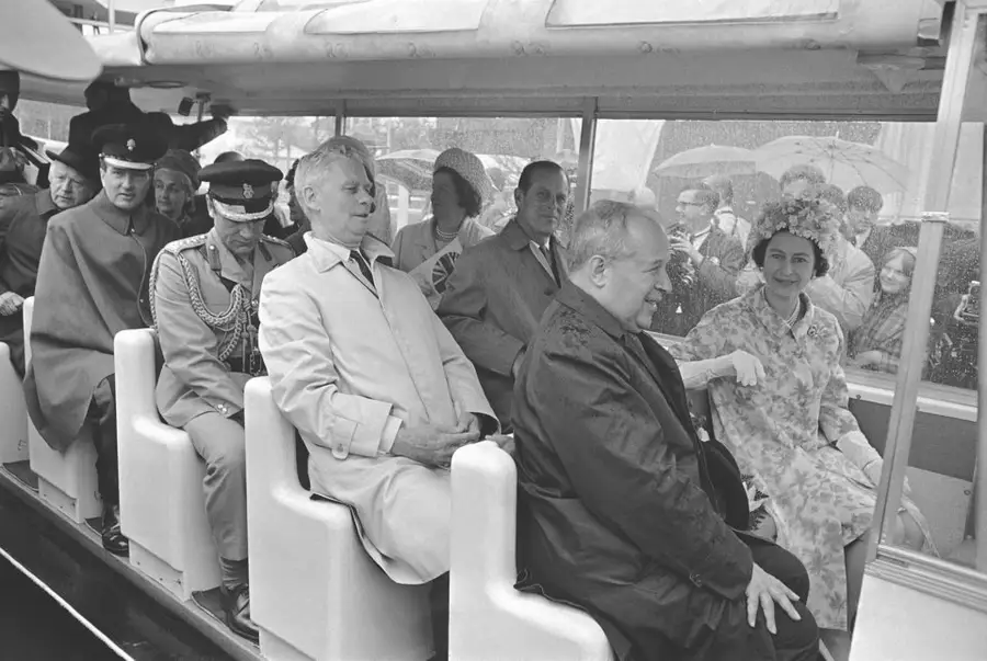 ในระหว่างที่เสด็จเยือนประเทศแคนาดา 6 วัน สมเด็จพระราชินีได้ประทับรถไฟฟ้า &Quot;Expo 67&Quot; ซึ่งเป็นนวัตกรรมใหม่ในวงการรถไฟ