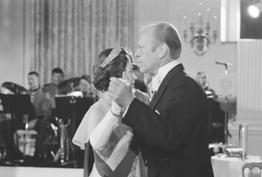 พ.ศ. 2519/ค.ศ. 1976: "สมเด็จพระราชินีนาถเอลิซาเบธที่ 2" ทรงเต้นรำกับประธานาธิบดีสหรัฐฯ "เจอรัลด์ ฟอร์ด (Gerald Ford)" ระหว่างเสด็จเยือนแดนลุงแซม ซึ่งจัดขึ้นในทำเนียบขาว