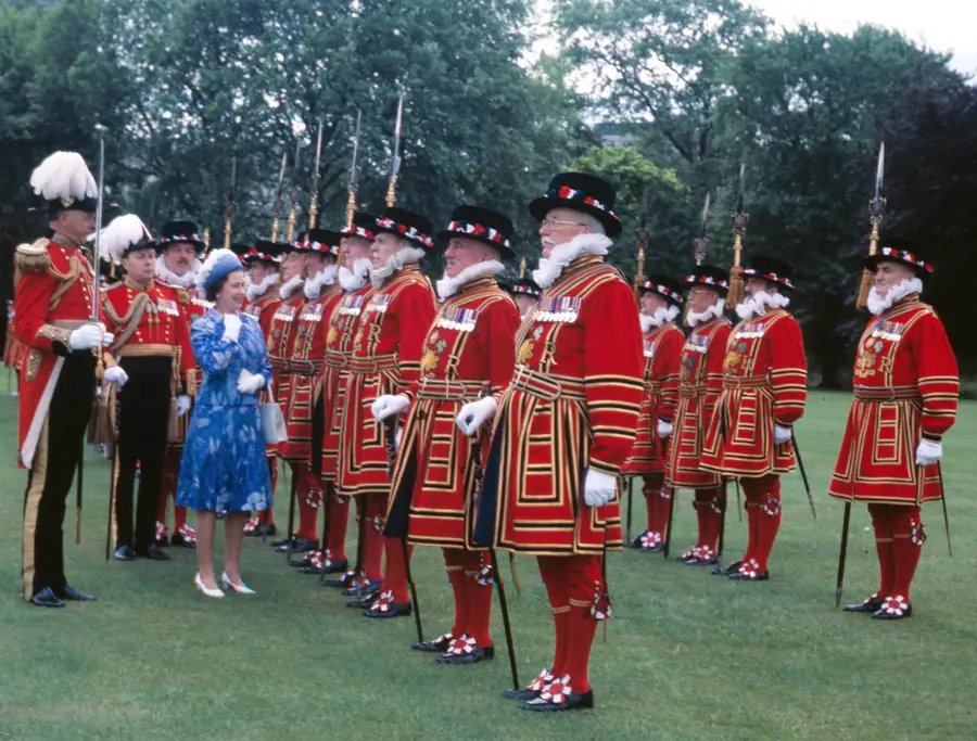 พ.ศ. 2521/ค.ศ. 1978: สมเด็จพระราชินีทรงตรวจตราองครักษ์ของราชวงศ์อังกฤษ ณ พระราชวังบักกิ้งแฮม