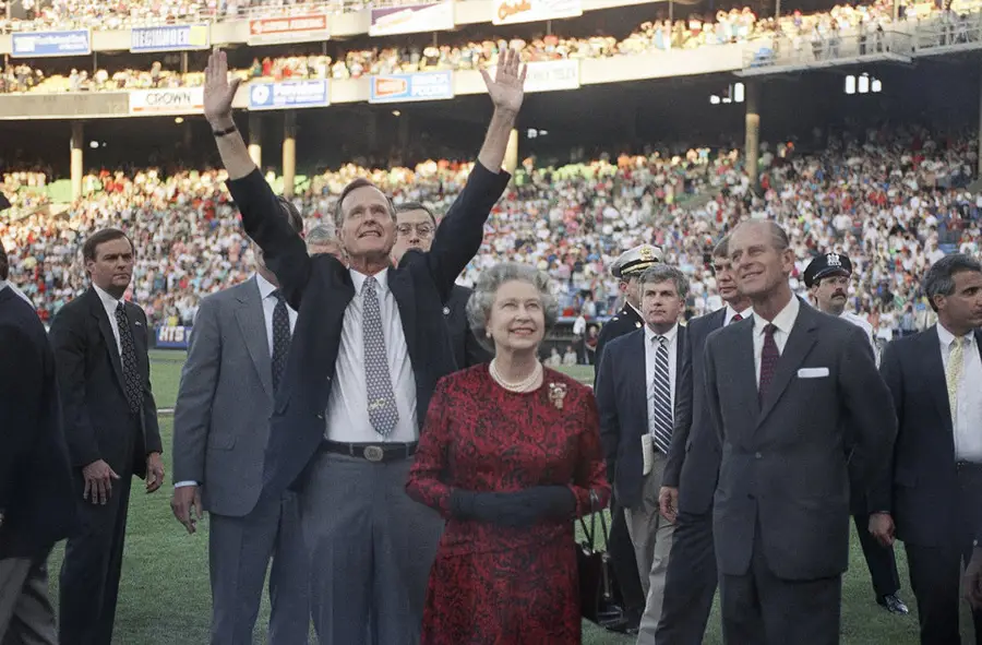 พ.ศ. 2534/ค.ศ. 1991: ประธานาธิบดี "จอร์จ เอช.ดับเบิ้ลยู. บุช (George H.W. Bush)" ต้อนรับสมเด็จพระราชินีแห่งอังกฤษและพระสวามีที่สนามกีฬาเมโมเรียลสเตเดี้ยม ในรัฐบัลติมอร์ของสหรัฐฯ