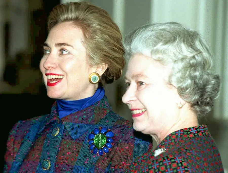 พ.ศ. 2538/ค.ศ. 1995: ประธานาธิบดีสหรัฐฯ "บิล คลินตัน (Bill Clinton)" และสุภาพสตรีหมายเลข 1 "ฮิลลารี่ (Hillary)" เข้าเฝ้าสมเด็จพระราชินีอังกฤษ ณ กรุงลอนดอนของอังกฤษ เมื่อเดือนพฤศจิกายน 2538