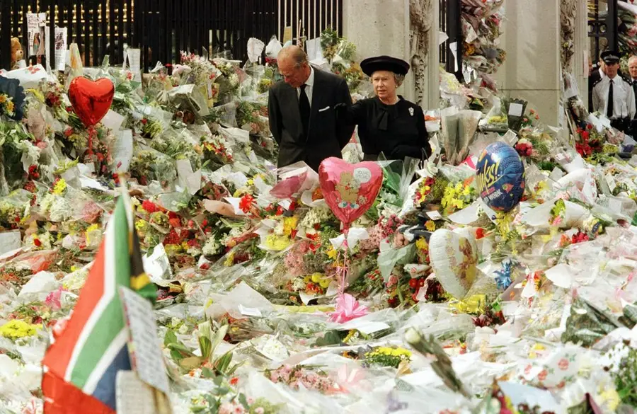 พ.ศ. 2540/ค.ศ. 1997: "สมเด็จพระราชินีนาถเอลิซาเบธที่ 2" ร่วมแสดงความเสียใจต่อการจากไปของ "เจ้าหญิงไดอาน่า" หลังประสบอุบัติเหตุทางรถยนต์ในกรุงปารีสของฝรั่งเศส