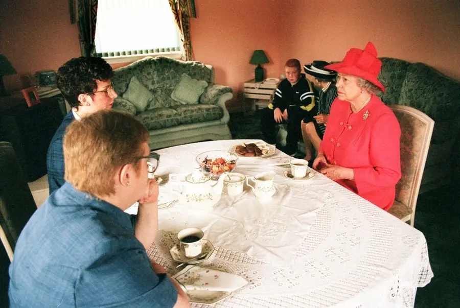 พ.ศ. 2542/ค.ศ. 1999: "สมเด็จพระราชินีนาถเอลิซาเบธที่ 2" เสด็จพระราชดำเนินเยี่ยม "ลิซ แมคกินนิส (Liz McGinnis)" และ "ซูซาน แมคคาร์รอน (Susan McCarron)" ที่สมาคมการเคหะในกลาสโกว์ของสกอตแลนด์ ซึ่งเป็นส่วนหนึ่งของแผนพระราชดำริของพระองค์ที่มีพระประสงค์ที่จะพบปะกับสาธารณชนอย่างไม่เป็นทางการมากขึ้น