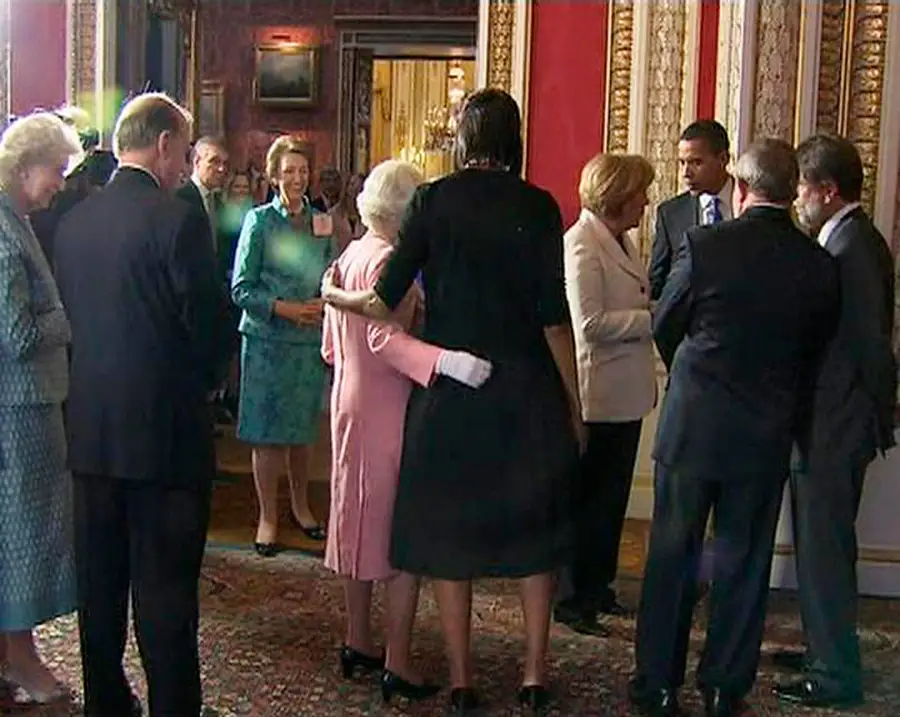พ.ศ. 2552/ค.ศ. 2009: สุภาพสตรีหมายเลข 1 "มิเชล โอบามา (Michelle Obama)" โอบกอด "สมเด็จพระราชินีนาถเอลิซาเบธที่ 2" ระหว่างถ่ายรูปคู่