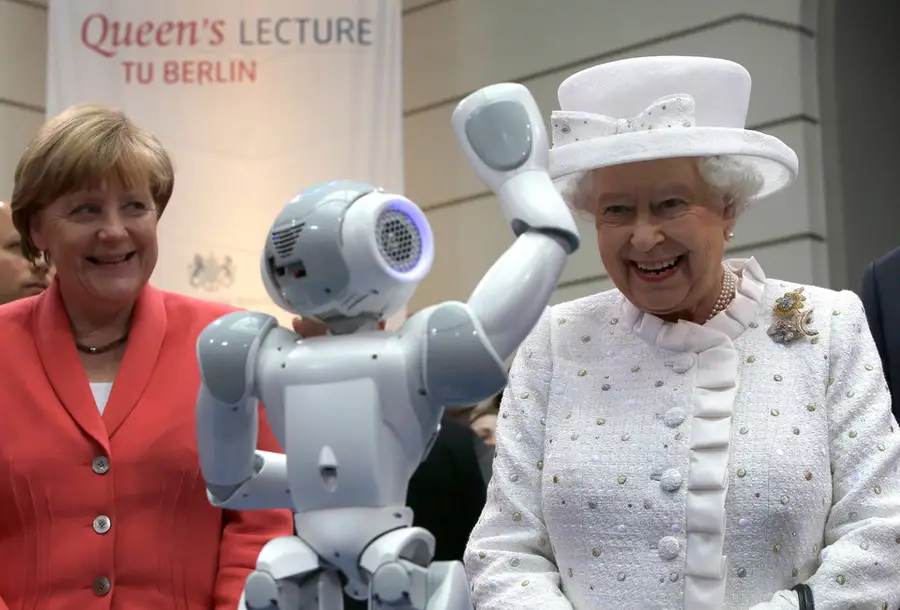 พ.ศ. 2558/ค.ศ. 2015: สมเด็จพระราชินีแห่งอังกฤษทอดพระเนตรผลงานหุ่นยนต์ตัวเล็กที่กำลังเต้น ณ มหาวิทยาลัยเทคนิค ในกรุงเบอร์ลินของเยอรมนี โดยมีนายกรัฐมนตรีหญิง "แองเกล่า แมร์เคิล (Angela Merkel)" คอยติดตาม