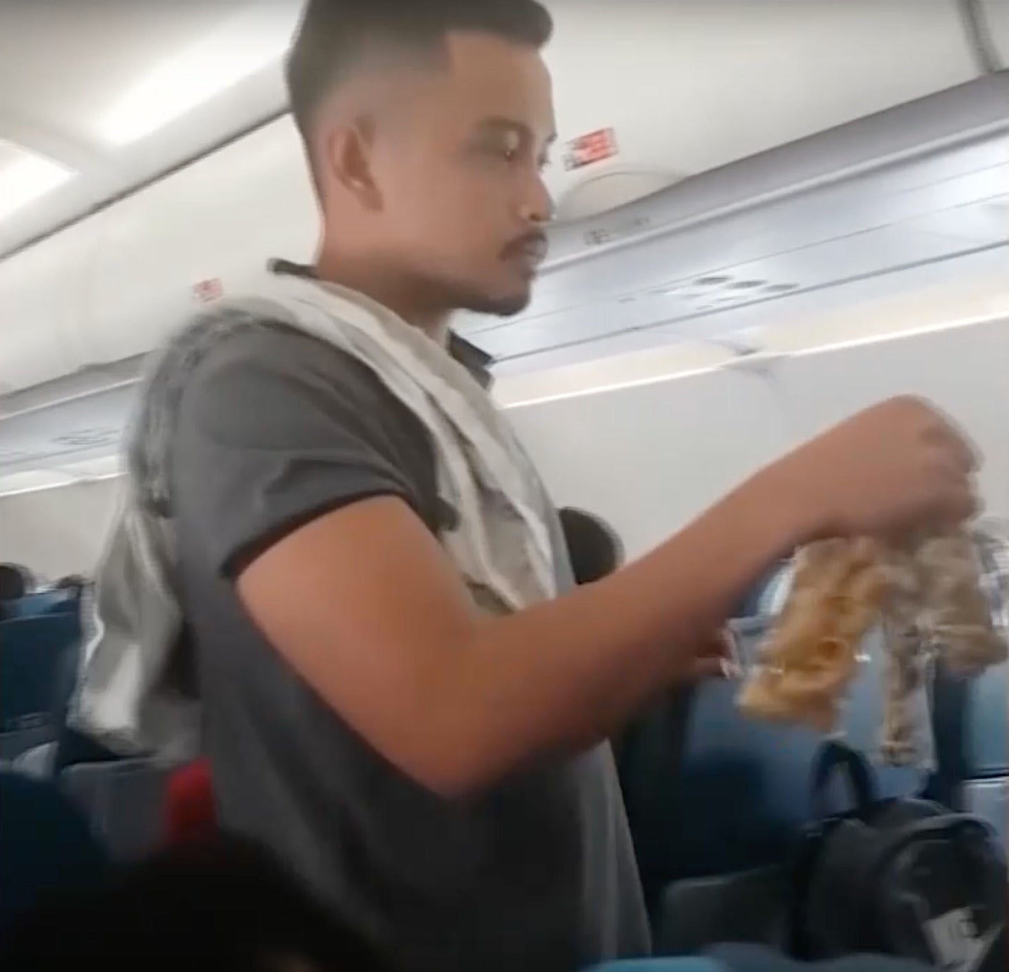 หนุ่มฟิลิปปินส์เดินขายอาหารบนเครื่องบิน