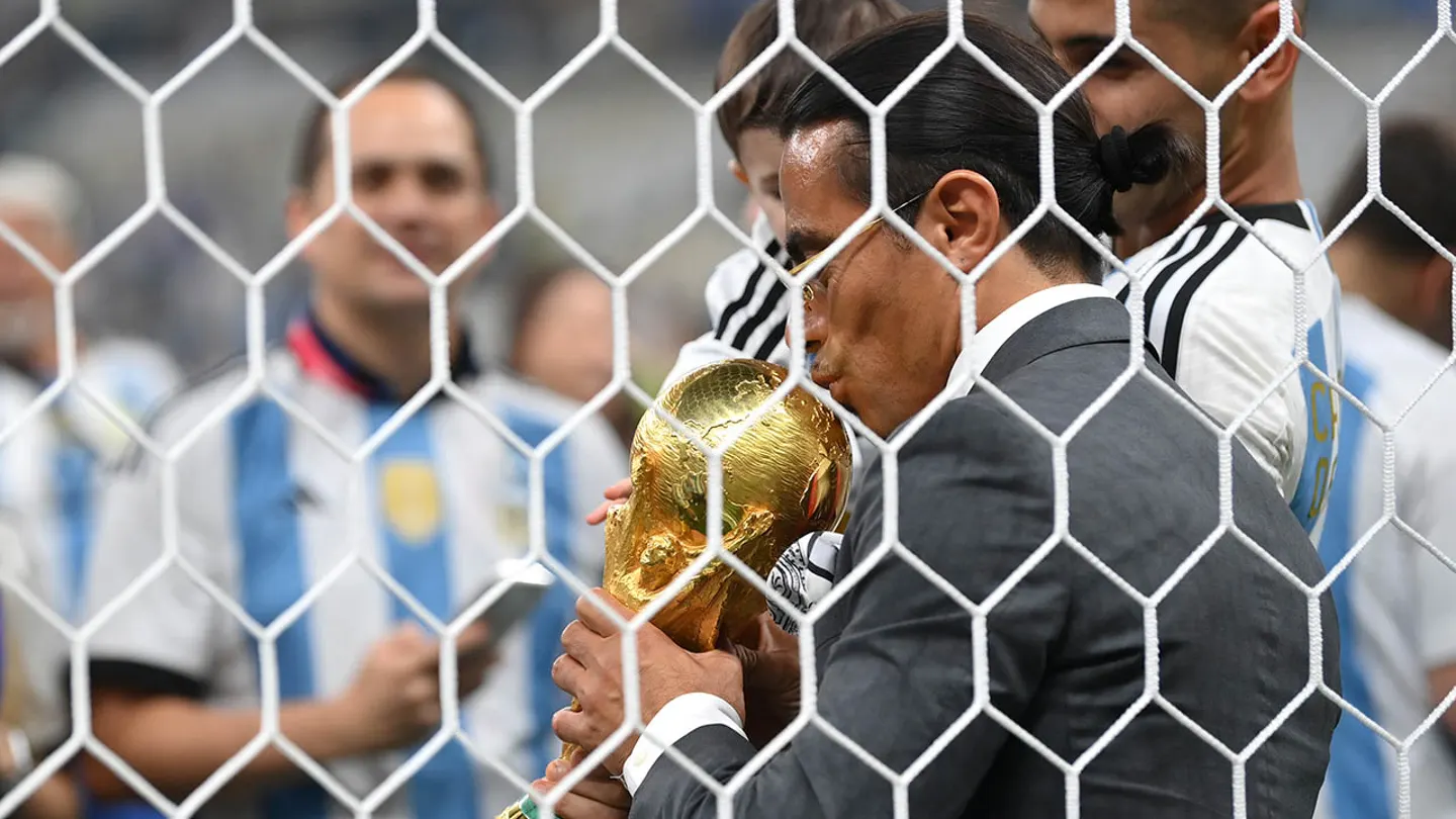ซอลท์เบ จูบถ้วยแชมป์ฟุตบอลโลก