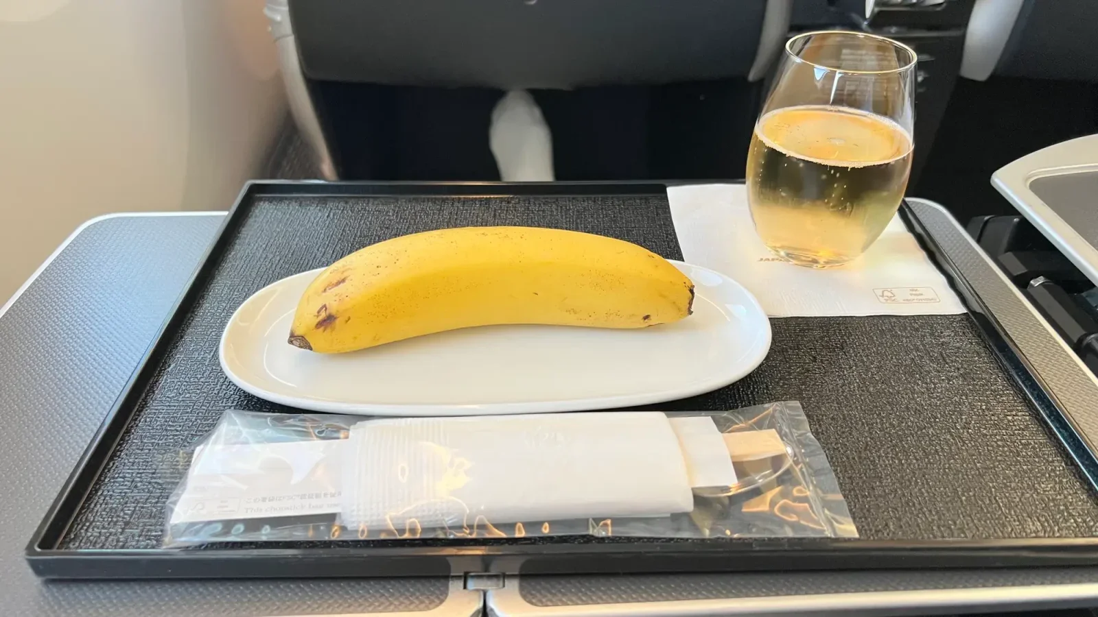 japan airlines เสิร์ฟกล้วย อาหารว่าง