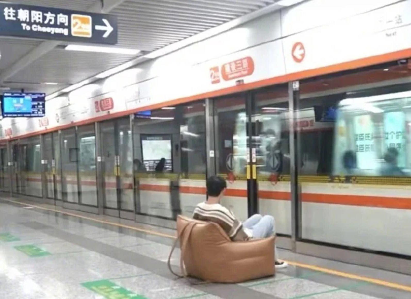 หนุ่มจีนพกโซฟาขึ้นรถไฟฟ้าใต้ดิน