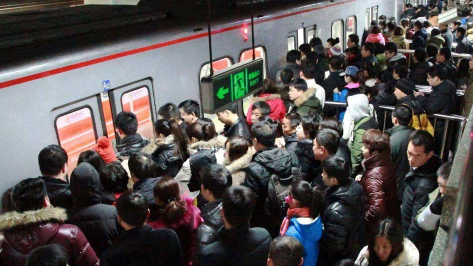 หนุ่มจีนพกโซฟาขึ้นรถไฟฟ้าใต้ดิน