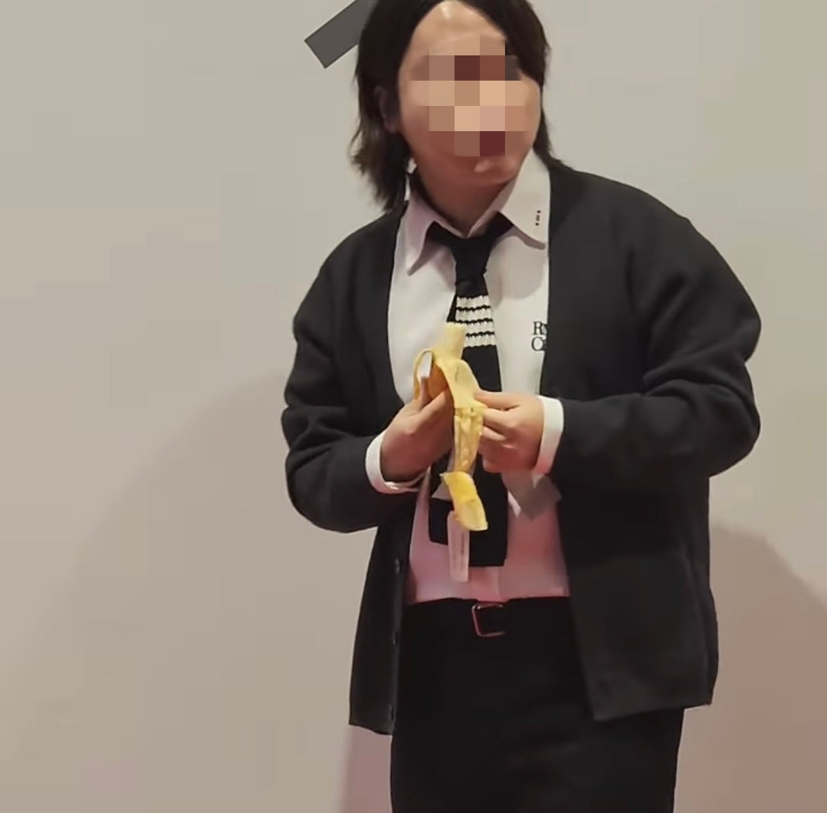 นักศึกษา เกาหลีใต้ กิน ผลงานศิลปะ กล้วยแปะผนัง