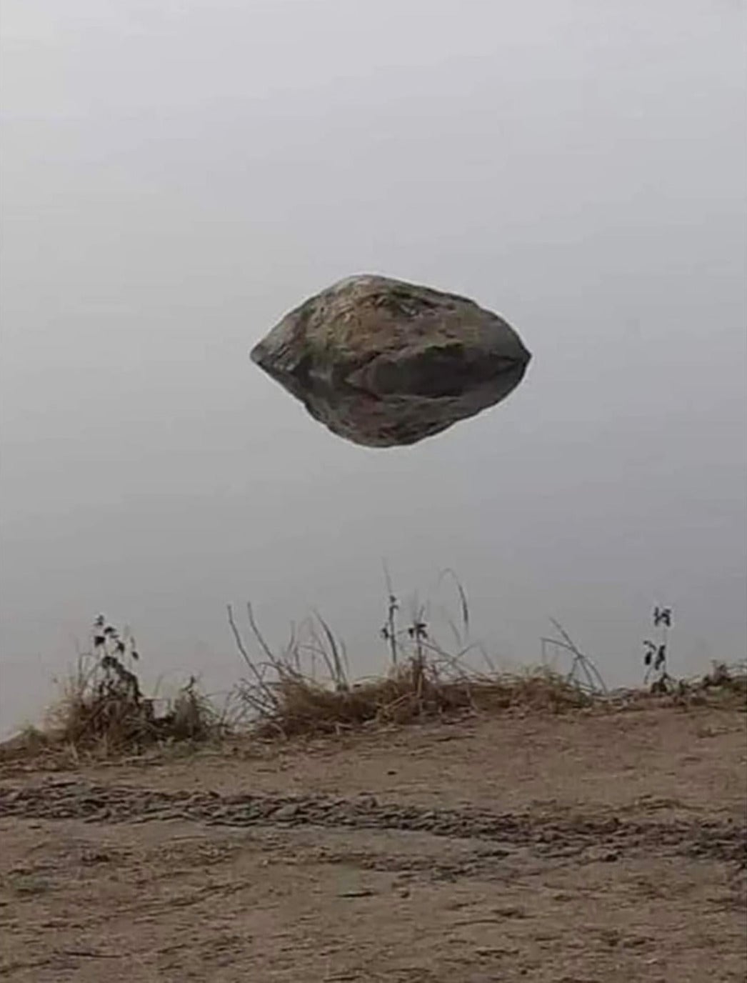 ภาพลวงตา ก้อนหินลอยได้ ufo