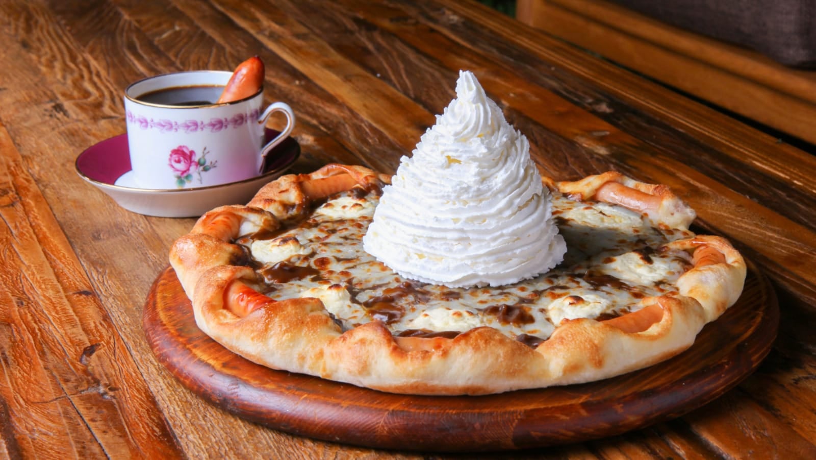 Pizza Hut ญี่ปุ่น พิซซ่าหน้ากาแฟ วิปครีม ขอบไส้กรอก Weiner Coffee Pizza