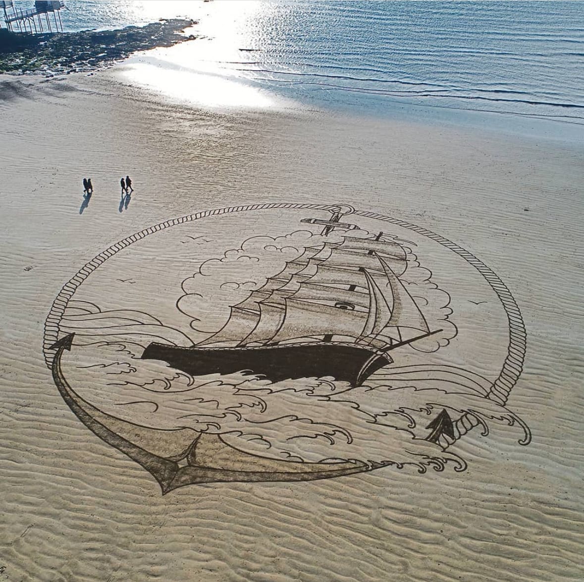 ผลงานภาพวาดบนหาดทราย