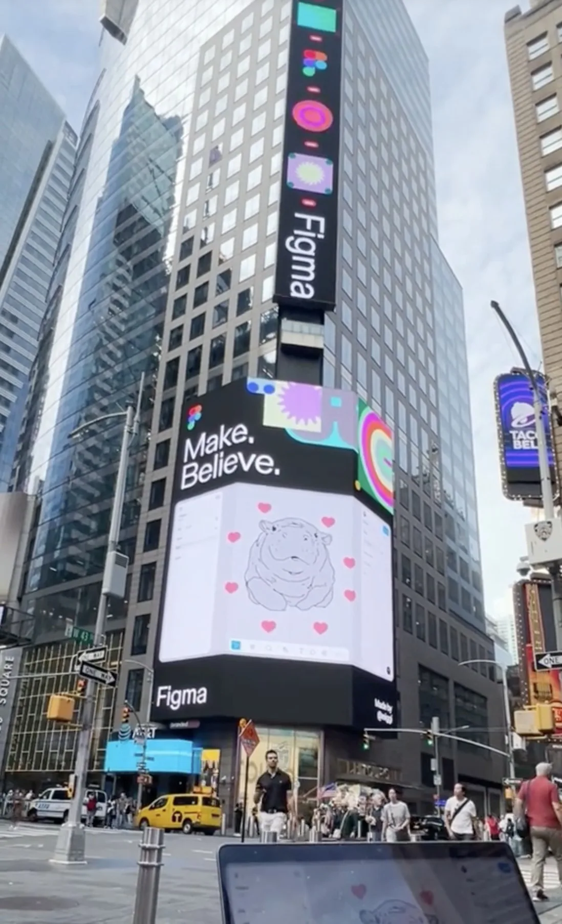 หมูเด้งขึ้นจอ Led Times Square นิวยอร์ก