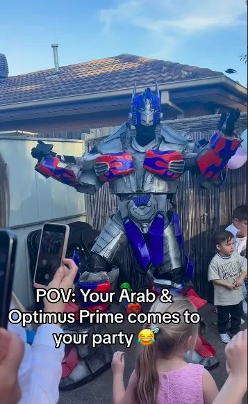 ไวรัล! เมื่อ &Quot;ออพติมัส ไพรม์ (Optimus Prime)&Quot; ร่วมงานปาร์ตี้ชาวอาหรับ ก็จะเต้นสะบัดจนลืมว่าเป็นหุ่นยนต์ไปเลย!