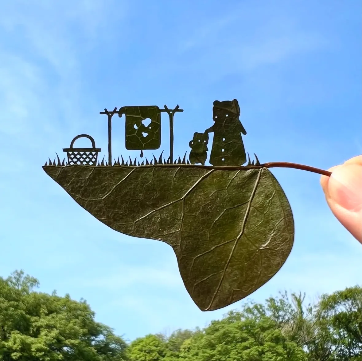 ผลงานศิลปะการตัดแต่งใบไม้สุดเจ๋ง Lito Leaf Art