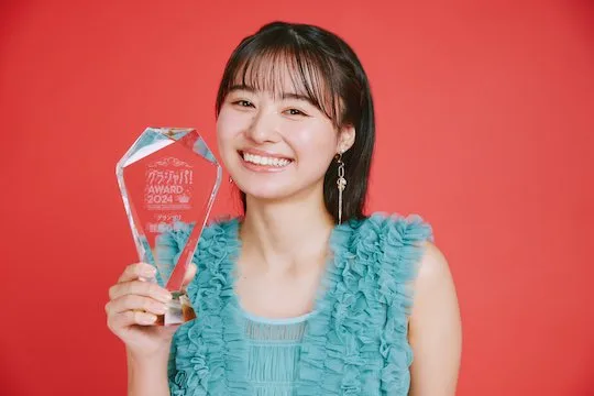 "Hina Kikuchi" และ "Cocoro Toyoshima" คว้ารางวัลนางแบบกราเวียร์ประจำปีนี้ร่วมกัน จากเวที "Gravure Japan Awards 2024"