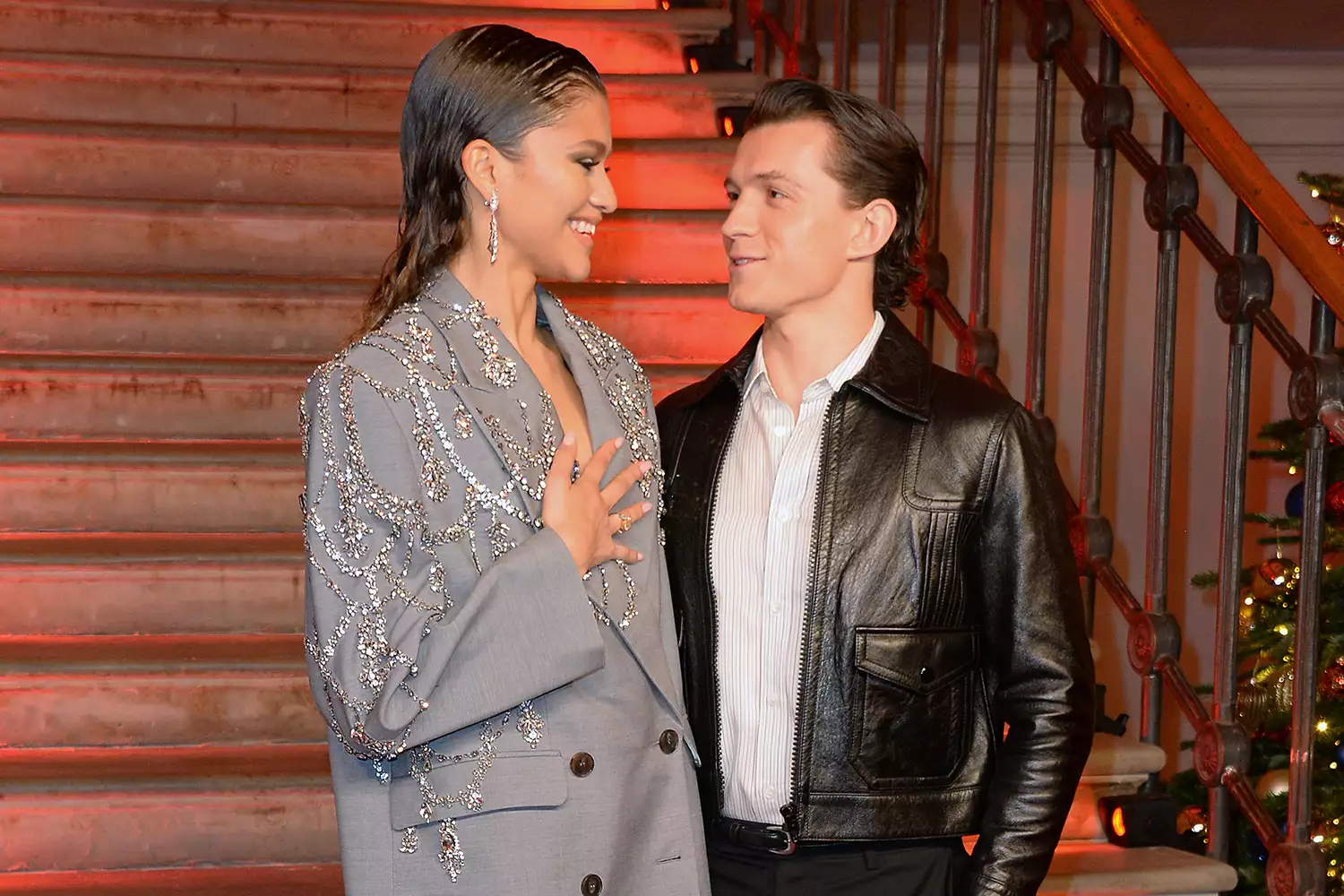 จากคู่จิ้นสู่คู่จริง! “ทอม ฮอลแลนด์ (Tom Holland)” กับ “เซนดายา (Zendaya)” หมั้นกันแล้ว! ทำแฟน ๆ ฟินกันไปทั้งโลก