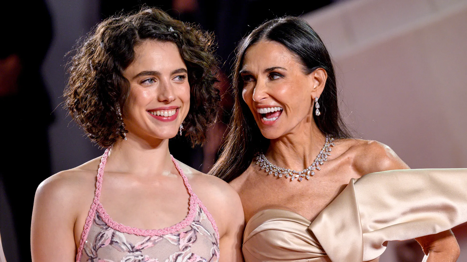 หนุ่ม ๆ ฝันสลาย! "มาร์กาเร็ต ควอลลีย์ (Margaret Qualley)" เผยหน้าอกสวย ๆ ที่เห็นในหนัง "The Substance" เป็นของปลอมทั้งหมด