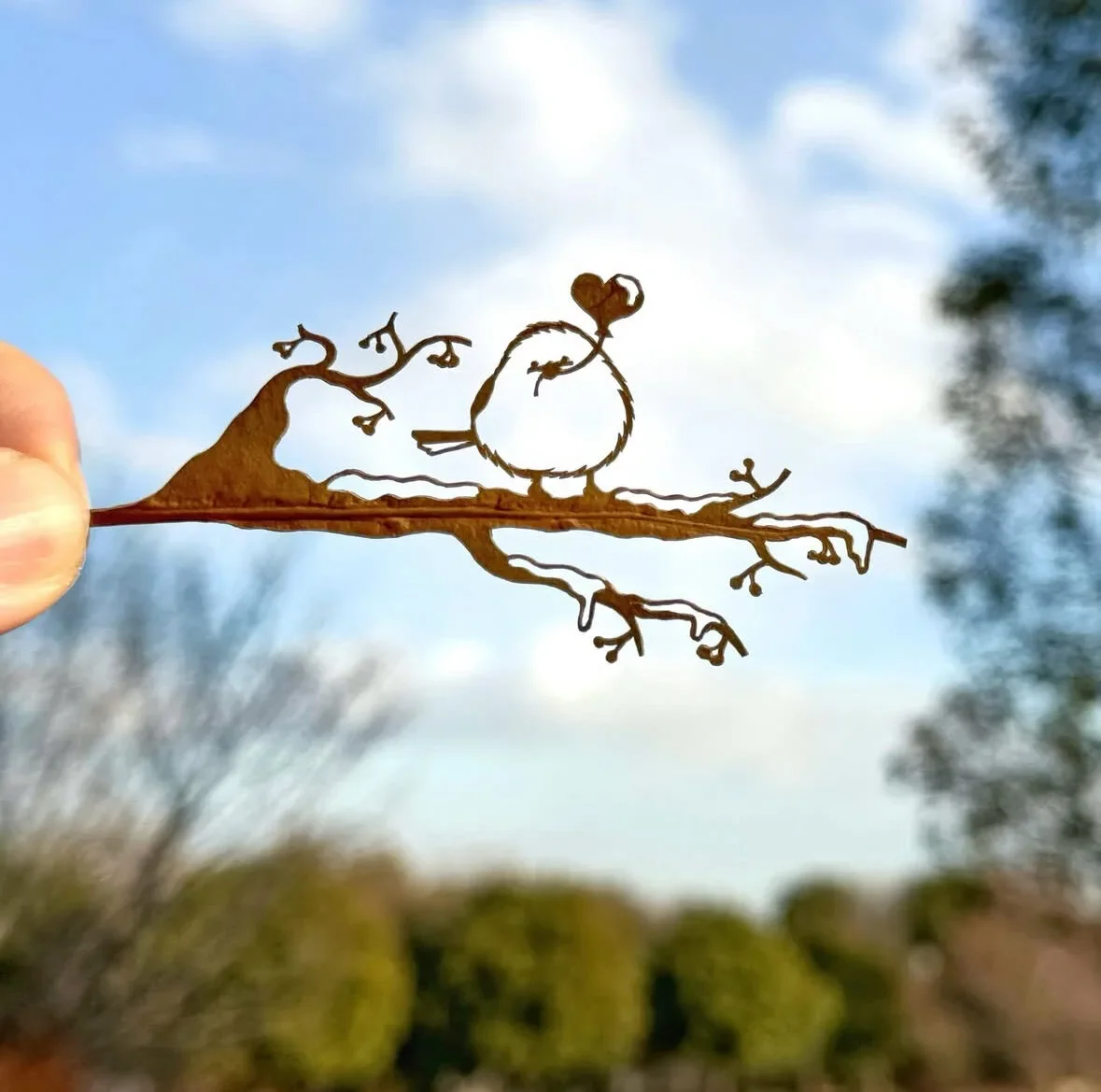 ผลงานศิลปะการตัดแต่งใบไม้สุดเจ๋ง Lito Leaf Art