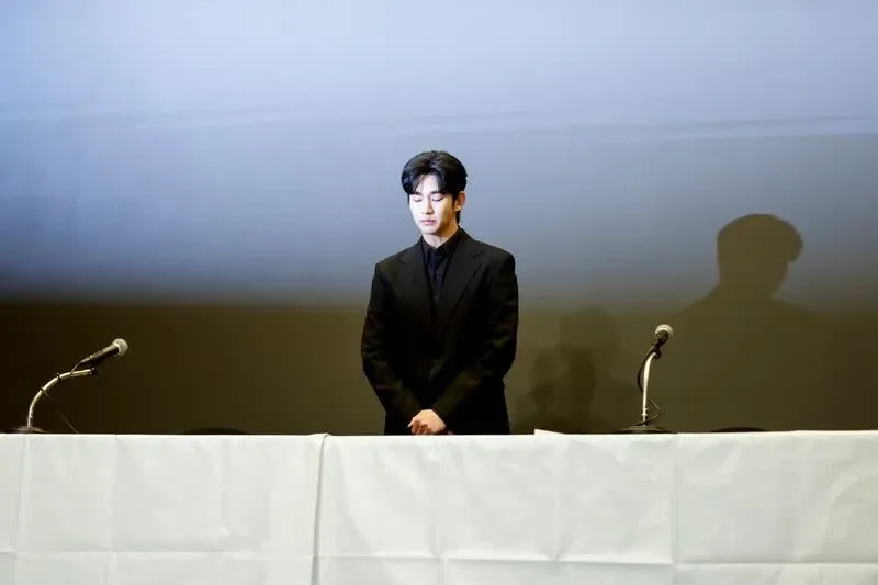 "คิมซูฮยอน (Kim Soo-hyun)" ถูกฟ้องเรียกค่าเสียหายกว่า 3 พันล้านวอน หลังแบรนด์ถอนตัว ท่ามกลางกระแสดราม่า
