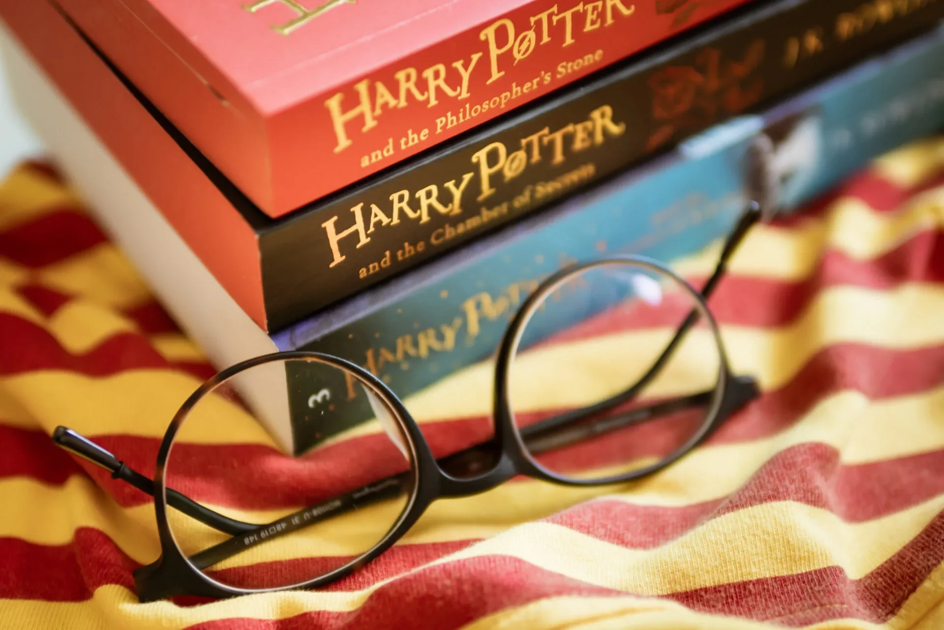 "HBO" เผยโฉม 3 นักแสดงนำผู้มารับบท "แฮร์รี่-เฮอร์ไมโอนี่-รอน" ในซีรีส์ "Harry Potter"
