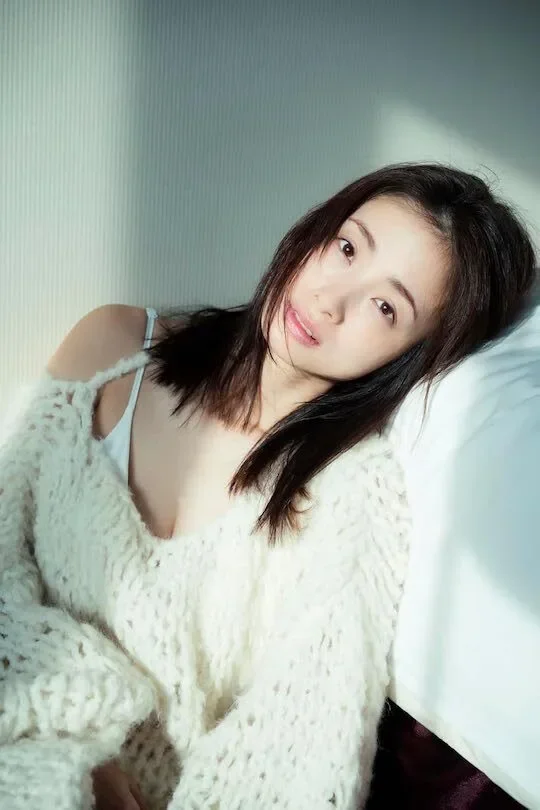 "อายะ อุเอโตะ (Aya Ueto)" นักแสดงสาวชื่อดังชาวญี่ปุ่น ปล่อยโฟโต้บุ๊ค "Midday Reverie" ในรอบ 15 ปี