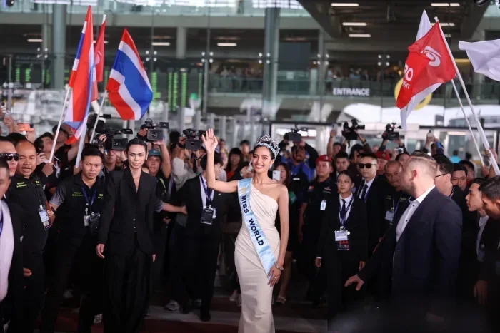 สุดปัง! พี่สาว LGBTQ+ แต่งตัวเป็น "ป้าจู" และ "โอปอล" นางงาม "Miss World" คนแรกของไทย ทำถึงจนได้ขึ้นเว็บไซต์ทางการของกองประกวด