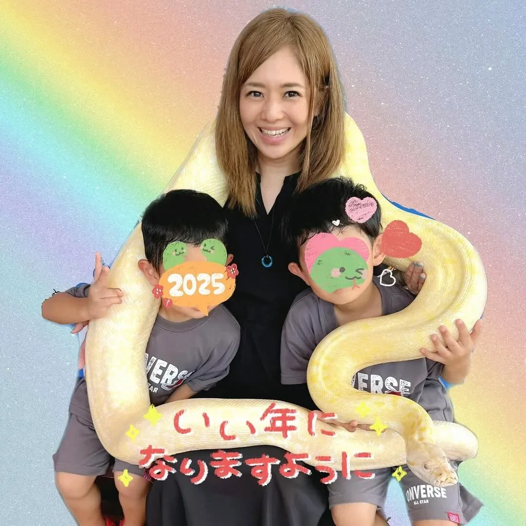 ลูกชายฝาแฝดของ "โซระ อาโออิ (Sora Aoi)" ถูกบูลลี่ในโรงเรียนเพราะแม่เคยเป็นดารา AV