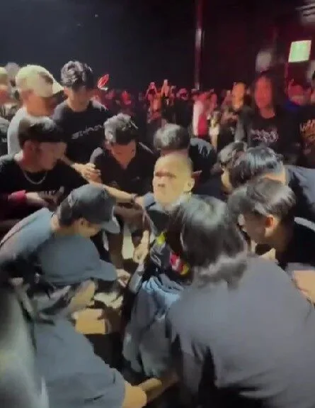 ชาวร็อคของแท้! แฟนเพลง "Sweet Mullet" รวมพลังยกชายนั่งวีลแชร์เชียร์ศิลปินคนโปรดในคอนเสิร์ต กลายเป็นไวรัลสุดอบอุ่นที่ทัชใจคนทั่วโลก