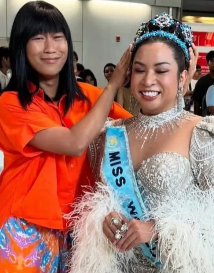 สุดปัง! พี่สาว LGBTQ+ แต่งตัวเป็น "ป้าจู" และ "โอปอล" นางงาม "Miss World" คนแรกของไทย ทำถึงจนได้ขึ้นเว็บไซต์ทางการของกองประกวด