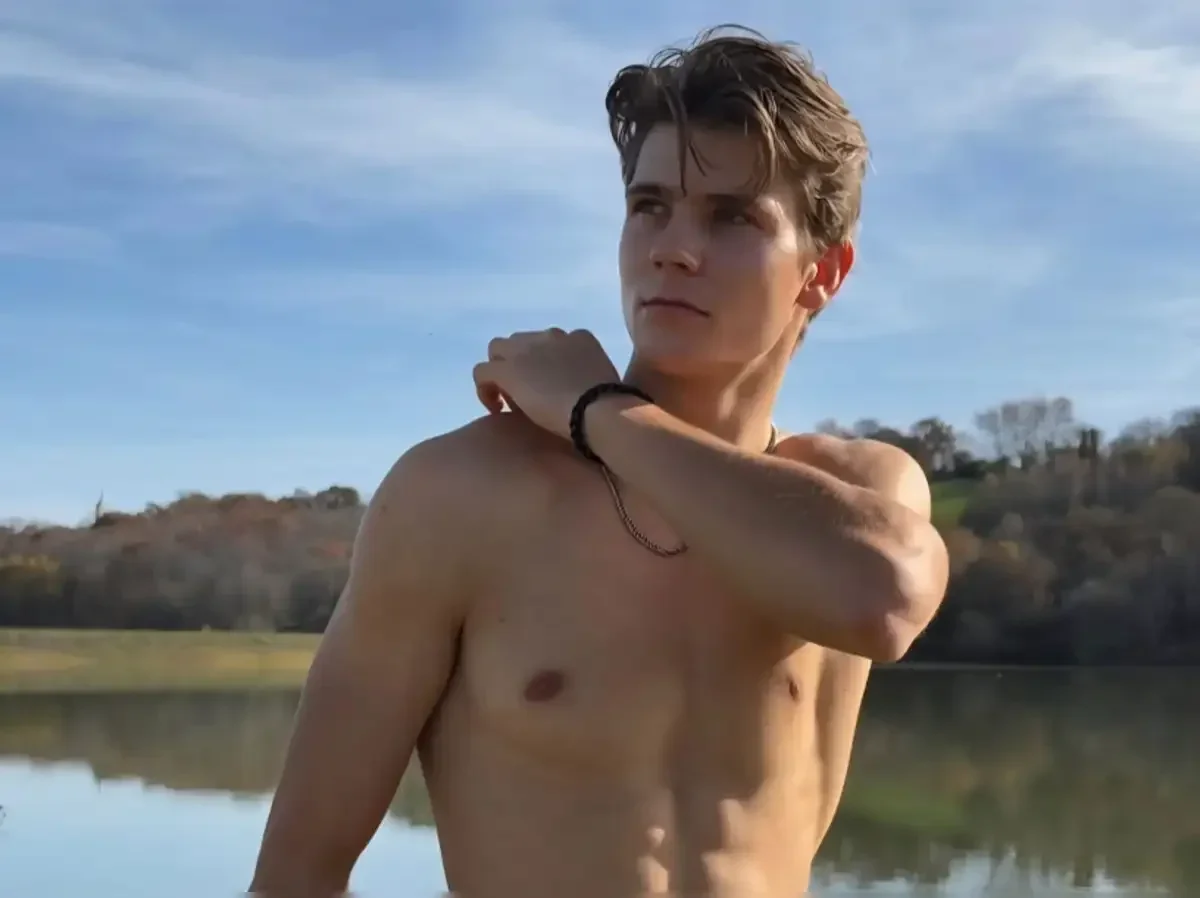 นักพายเรือแคนูชาวอังกฤษถูกแบนจากโอลิมปิก (Olympics) เพราะทำคอนเทนต์ลง "OnlyFans" หาทุนฝึกซ้อม