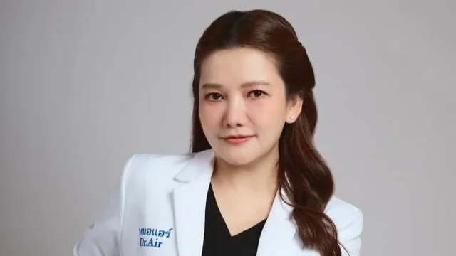 ส่องรีแอคชั่น "ไฮโซตั๋ม-วิชชุดา ลีนุตพงษ์" เจ้าของตำนานมีอะไรพูดต่อหน้าค่ะ หลัง "หมอแอร์" ถูกจับคดีแอบอ้าง 11 คลินิก สั่งซื้อยานอนหลับเสียสาว